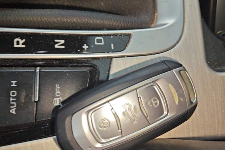 Used Geely Auto Emgrand X7 Sport 2018 1.8TD Automatic Two-Wheel Drive ZhiZun Model with 4G Connectivity Interior 1
