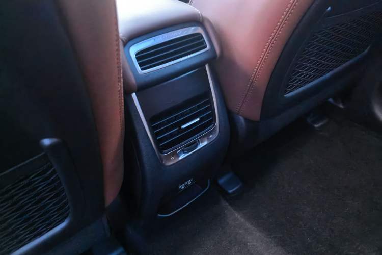 Used Geely Auto Emgrand X7 Sport 2018 1.8TD Automatic Two-Wheel Drive ZhiZun Model with 4G Connectivity Interior 2