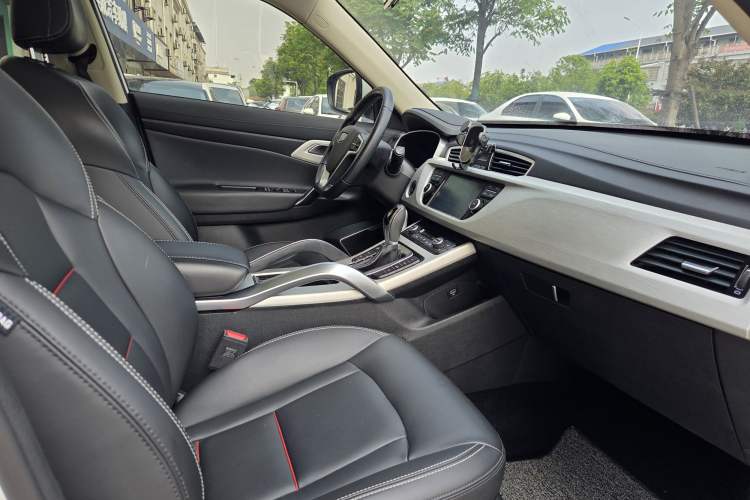 Used Geely Auto Emgrand X7 Sport 2018 1.8TD Automatic Two-Wheel Drive Smart Connect 4G Internet Edition Interior 2