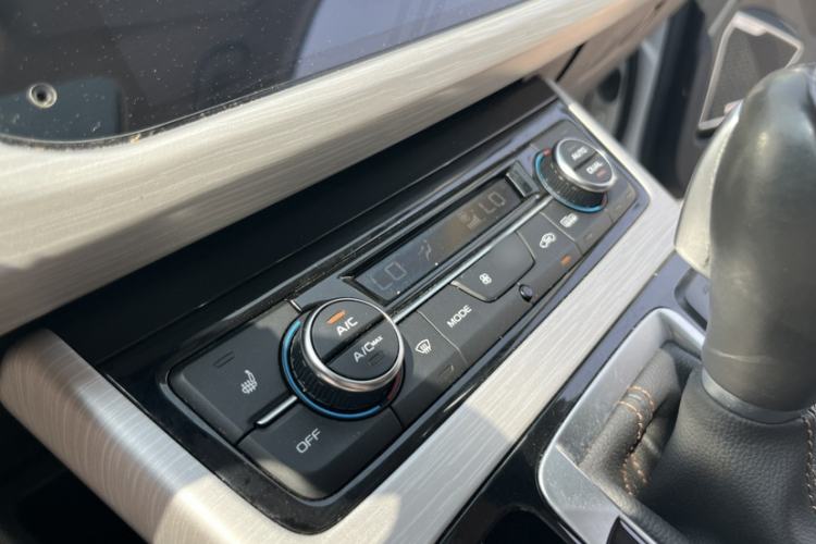 Used Geely Auto Emgrand X7 Sport 2018 1.8TD Automatic Two-Wheel Drive ZhiZun Model with 4G Connectivity Interior 2