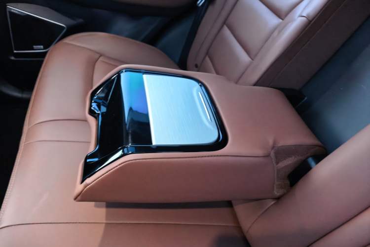 Used Geely Auto Emgrand X7 Sport 2018 1.8TD Automatic Two-Wheel Drive ZhiZun Model with 4G Connectivity Interior 3