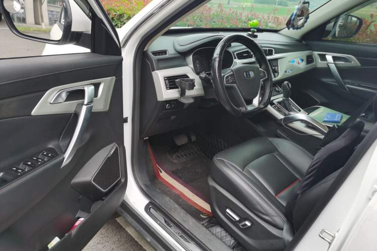 Used Geely Auto Emgrand X7 Sport 2018 1.8TD Automatic Two-Wheel Drive Smart Connect 4G Internet Edition Interior 3