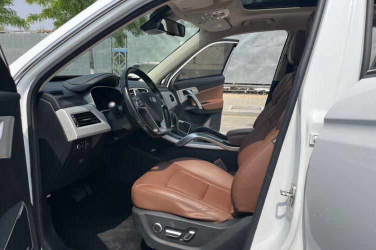 Used Geely Auto Emgrand X7 Sport 2018 1.8TD Automatic Two-Wheel Drive ZhiZun Model with 4G Connectivity Interior 4