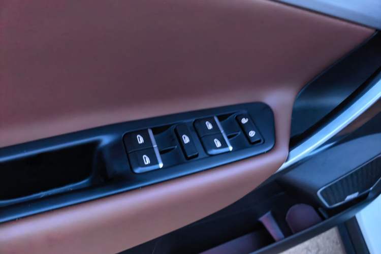 Used Geely Auto Emgrand X7 Sport 2018 1.8TD Automatic Two-Wheel Drive ZhiZun Model with 4G Connectivity Interior 5