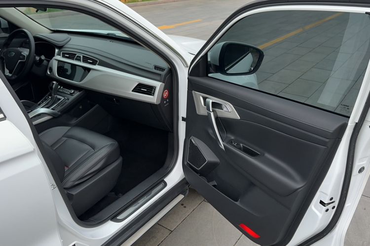 Used Geely Auto Emgrand X7 Sport 2018 1.8TD Automatic Two-Wheel Drive Smart Connect 4G Internet Edition Interior 5