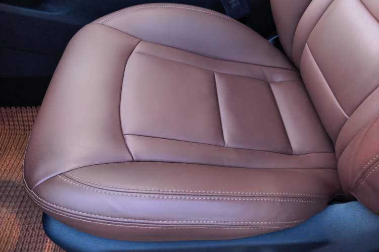 Used Geely Auto Emgrand X7 Sport 2018 1.8TD Automatic Two-Wheel Drive ZhiZun Model with 4G Connectivity Interior 7