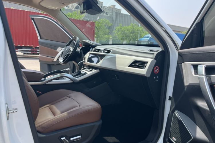 Used Geely Auto Emgrand X7 Sport 2018 1.8TD Automatic Two-Wheel Drive ZhiZun Model with 4G Connectivity Interior 7