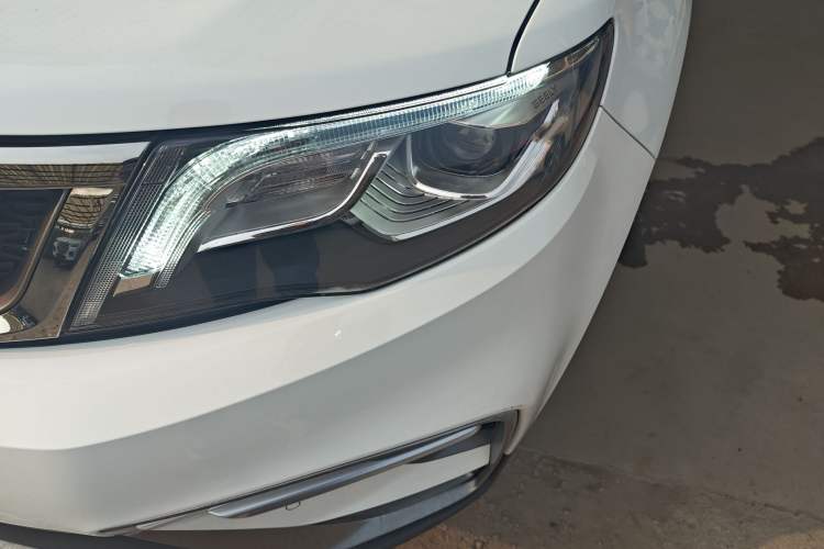 Used Geely Auto Emgrand X7 Sport 2018 1.8TD Automatic Two-Wheel Drive Smart Connect 4G Internet Edition Left Front Headlight