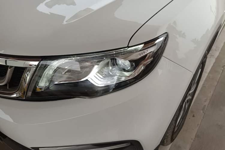 Used Geely Auto Emgrand X7 Sport 2018 1.8TD Automatic Two-Wheel Drive Smart Connect 4G Internet Edition Left Front Headlight