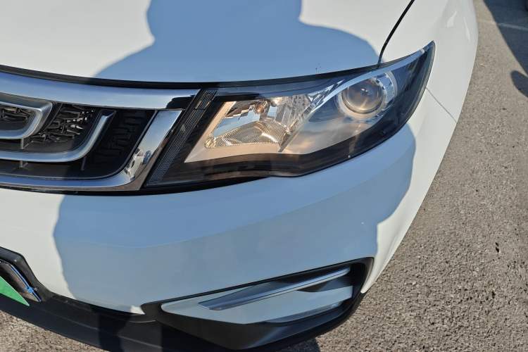 Used Geely Auto Emgrand X7 Sport 2018 1.8TD Automatic Two-Wheel Drive Zhiya Model Left Front Headlight