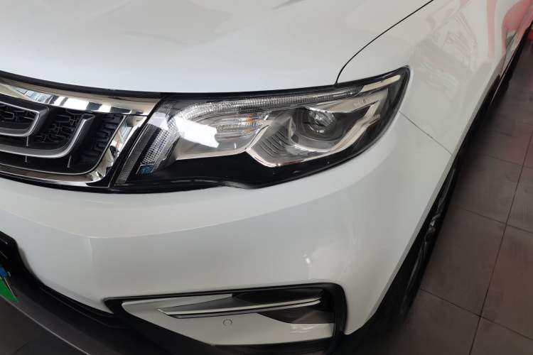 Used Geely Auto Emgrand X7 Sport 2018 1.8TD Automatic Two-Wheel Drive Smart Connect 4G Internet Edition Left Front Headlight