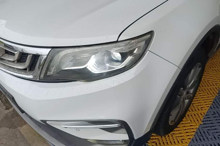 Used Geely Auto Emgrand X7 Sport 2018 1.8TD Automatic Two-Wheel Drive Smart Connect 4G Internet Edition Left Front Headlight