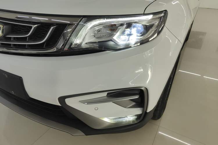Used Geely Auto Emgrand X7 Sport 2018 1.8TD Automatic Two-Wheel Drive Smart Connect 4G Internet Edition Left Front Headlight
