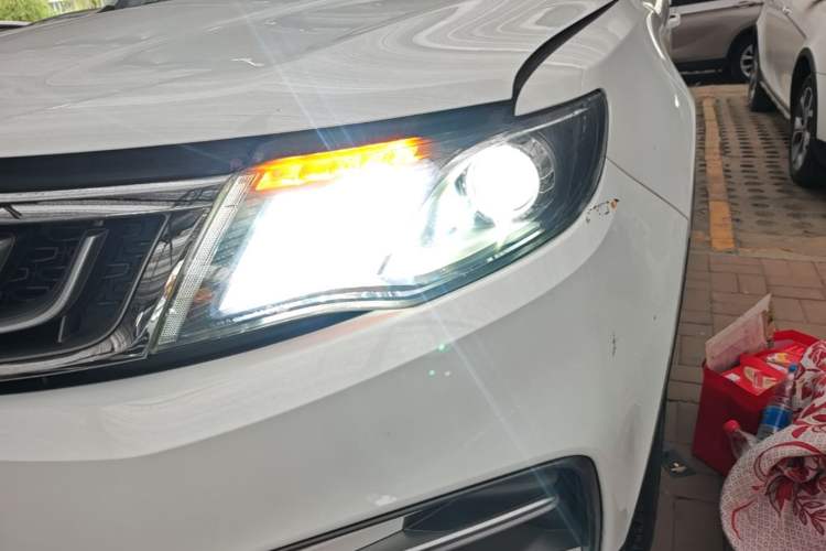 Used Geely Auto Emgrand X7 Sport 2018 2.0L Manual Two-Wheel Drive Zhiya Version Left Front Headlight