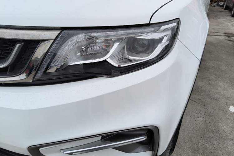 Used Geely Auto Emgrand X7 Sport 2018 1.8TD Automatic Two-Wheel Drive Smart Connect 4G Internet Edition Left Front Headlight