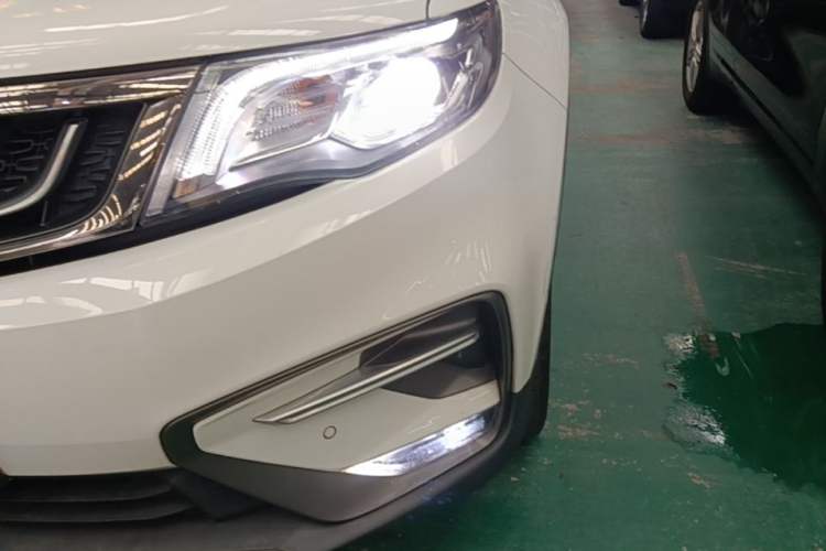 Used Geely Auto Emgrand X7 Sport 2018 1.8TD Automatic Two-Wheel Drive ZhiZun Model with 4G Connectivity Left Front Headlight