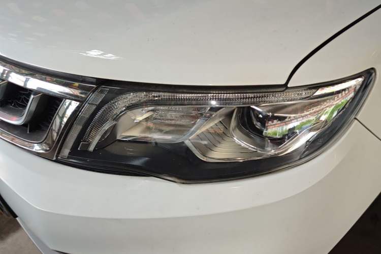 Used Geely Auto Emgrand X7 Sport 2018 1.8TD Automatic Two-Wheel Drive Smart Connect 4G Internet Edition Left Front Headlight