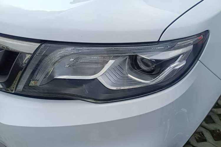 Used Geely Auto Emgrand X7 Sport 2018 1.8TD Automatic Two-Wheel Drive Smart Connect 4G Internet Edition Left Front Headlight