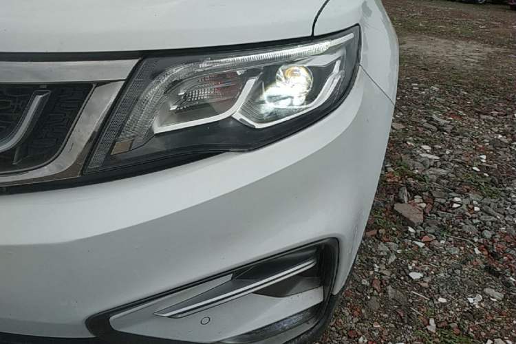 Used Geely Auto Emgrand X7 Sport 2018 1.8TD Automatic Two-Wheel Drive Smart Connect 4G Internet Edition Left Front Headlight