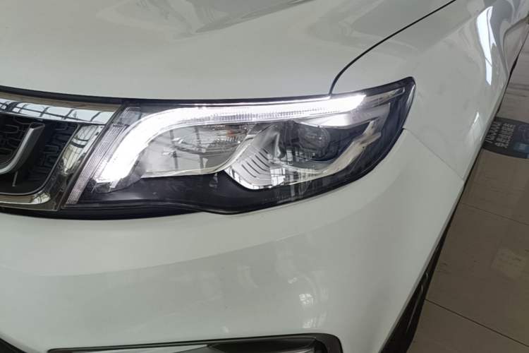 Used Geely Auto Emgrand X7 Sport 2018 1.8TD Automatic Two-Wheel Drive Smart Connect 4G Internet Edition Left Front Headlight