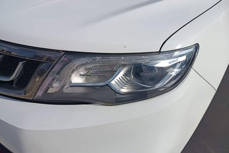 Used Geely Auto Emgrand X7 Sport 2018 1.8TD Automatic Two-Wheel Drive Smart Connect 4G Internet Edition Left Front Headlight