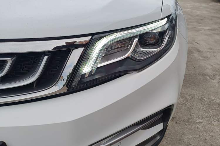 Used Geely Auto Emgrand X7 Sport 2018 1.8TD Automatic Two-Wheel Drive Smart Connect 4G Internet Edition Left Front Headlight