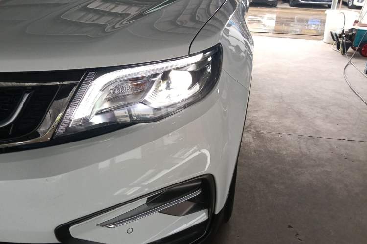 Used Geely Auto Emgrand X7 Sport 2018 1.8TD Automatic Two-Wheel Drive Smart 4G Connected Version Left Front Headlight