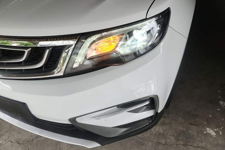 Used Geely Auto Emgrand X7 Sport 2018 1.8TD Automatic Two-Wheel Drive Smart Connect 4G Internet Edition Left Front Headlight