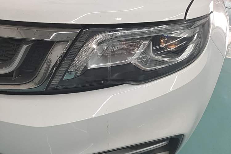 Used Geely Auto Emgrand X7 Sport 2018 1.8TD Automatic Two-Wheel Drive Smart Connect 4G Internet Edition Left Front Headlight