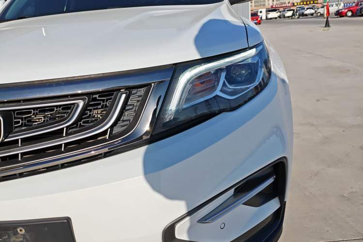 Used Geely Auto Emgrand X7 Sport 2018 1.8TD Automatic Two-Wheel Drive Smart Connect 4G Internet Edition Left Front Headlight