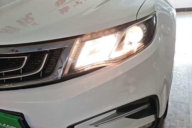 Used Geely Auto Emgrand X7 Sport 2018 1.8TD Automatic Two-Wheel Drive Zhiya Model Left Front Headlight