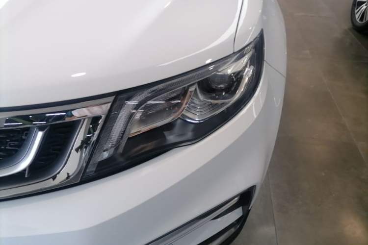 Used Geely Auto Emgrand X7 Sport 2018 1.8TD Automatic Two-Wheel Drive ZhiZun Model with 4G Connectivity Left Front Headlight