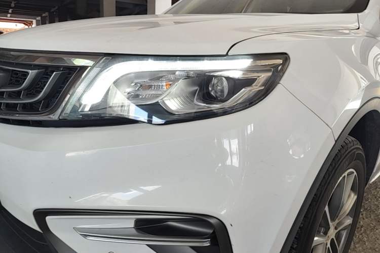 Used Geely Auto Emgrand X7 Sport 2018 1.8TD Automatic Two-Wheel Drive Smart Connect 4G Internet Edition Left Front Headlight