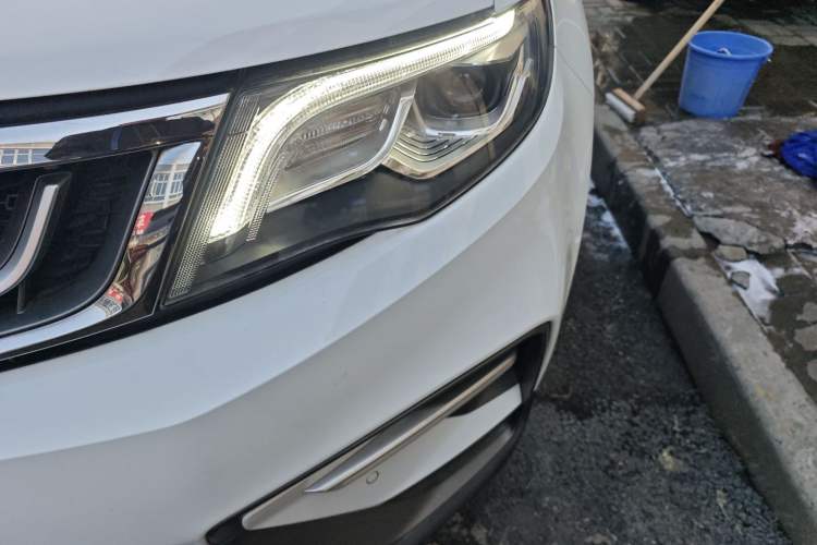 Used Geely Auto Emgrand X7 Sport 2018 1.8TD Automatic Two-Wheel Drive Smart Connect 4G Internet Edition Left Front Headlight