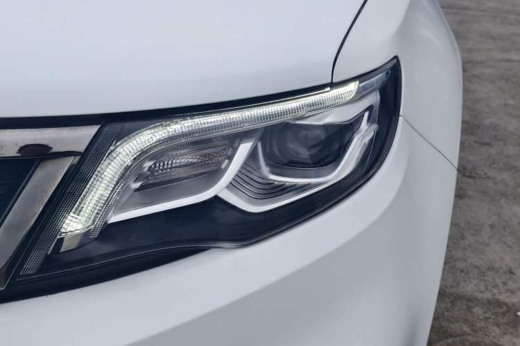 Used Geely Auto Emgrand X7 Sport 2018 1.8TD Automatic Two-Wheel Drive Smart Connect 4G Internet Edition Left Front Headlight