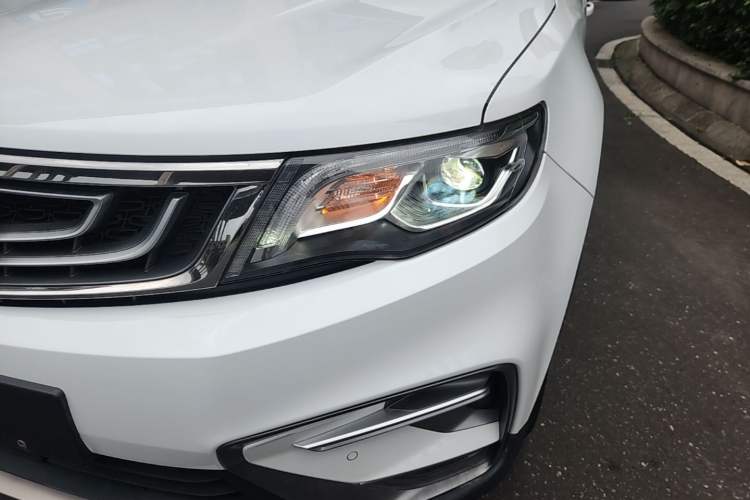 Used Geely Auto Emgrand X7 Sport 2018 1.8TD Automatic Two-Wheel Drive Smart 4G Connected Version Left Front Headlight