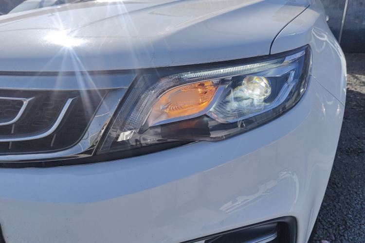 Used Geely Auto Emgrand X7 Sport 2018 1.8TD Automatic Two-Wheel Drive Smart Connect 4G Internet Edition Left Front Headlight