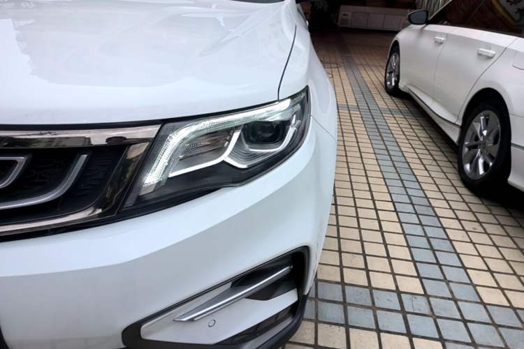 Used Geely Auto Emgrand X7 Sport 2018 1.8TD Automatic Two-Wheel Drive Smart Connect 4G Internet Edition Left Front Headlight