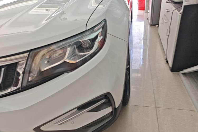 Used Geely Auto Emgrand X7 Sport 2018 1.8TD Automatic Two-Wheel Drive ZhiZun Model with 4G Connectivity Left Front Headlight