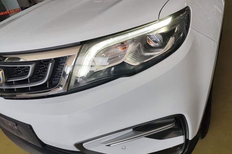 Used Geely Auto Emgrand X7 Sport 2018 1.8TD Automatic Two-Wheel Drive Smart Connect 4G Internet Edition Left Front Headlight