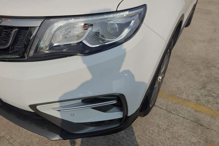 Used Geely Auto Emgrand X7 Sport 2018 1.8TD Automatic Two-Wheel Drive Smart 4G Connected Version Left Front Headlight