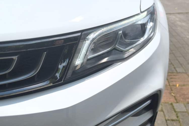 Used Geely Auto Emgrand X7 Sport 2018 1.8TD Automatic Two-Wheel Drive Smart Connect 4G Internet Edition Left Front Headlight