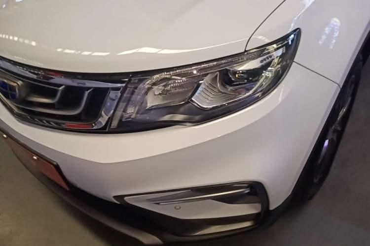 Used Geely Auto Emgrand X7 Sport 2018 1.8TD Automatic Two-Wheel Drive Smart Connect 4G Internet Edition Left Front Headlight