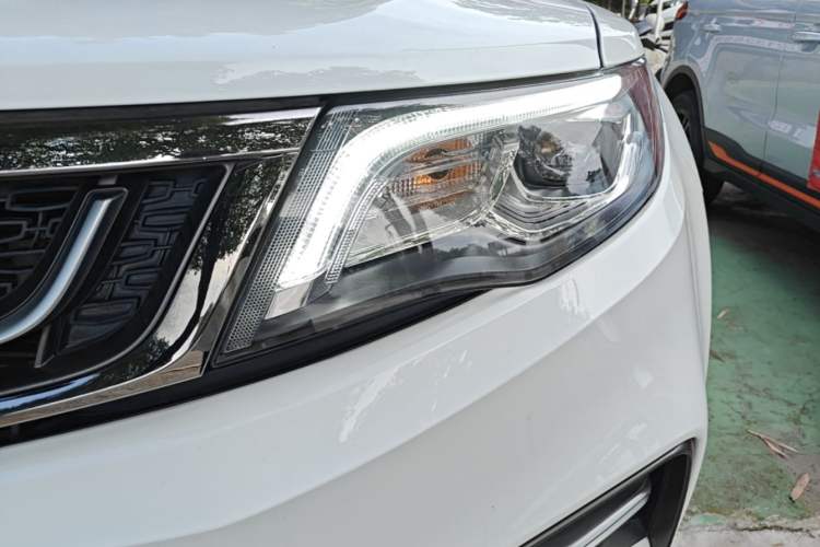 Used Geely Auto Emgrand X7 Sport 2018 1.8TD Automatic Two-Wheel Drive Smart Connect 4G Internet Edition Left Front Headlight