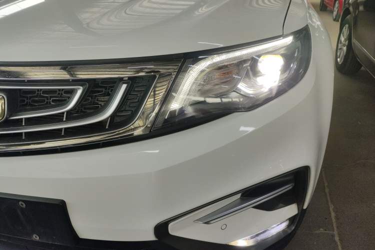 Used Geely Auto Emgrand X7 Sport 2018 1.8TD Automatic Two-Wheel Drive Smart Connect 4G Internet Edition Left Front Headlight