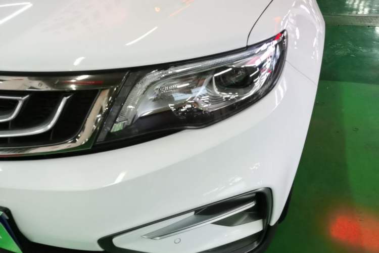 Used Geely Auto Emgrand X7 Sport 2018 1.8TD Automatic Two-Wheel Drive Smart Connect 4G Internet Edition Left Front Headlight