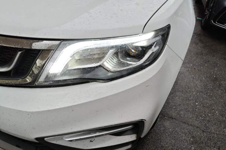 Used Geely Auto Emgrand X7 Sport 2018 1.8TD Automatic Two-Wheel Drive Smart Connect 4G Internet Edition Left Front Headlight