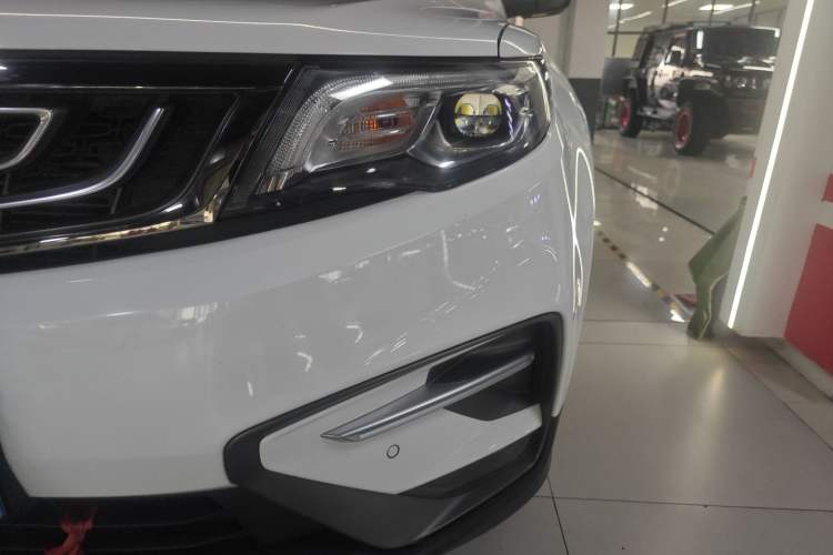 Used Geely Auto Emgrand X7 Sport 2018 1.8TD Automatic Two-Wheel Drive Smart Connect 4G Internet Edition Left Front Headlight