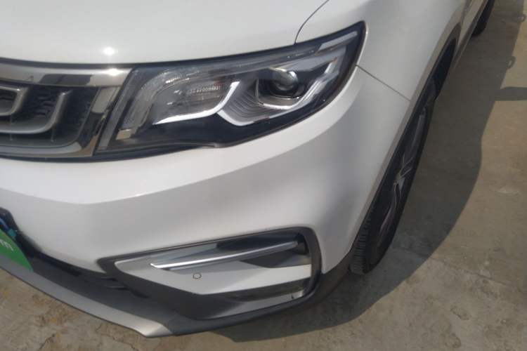 Used Geely Auto Emgrand X7 Sport 2018 1.8TD Automatic Two-Wheel Drive Smart Connect 4G Internet Edition Left Front Headlight