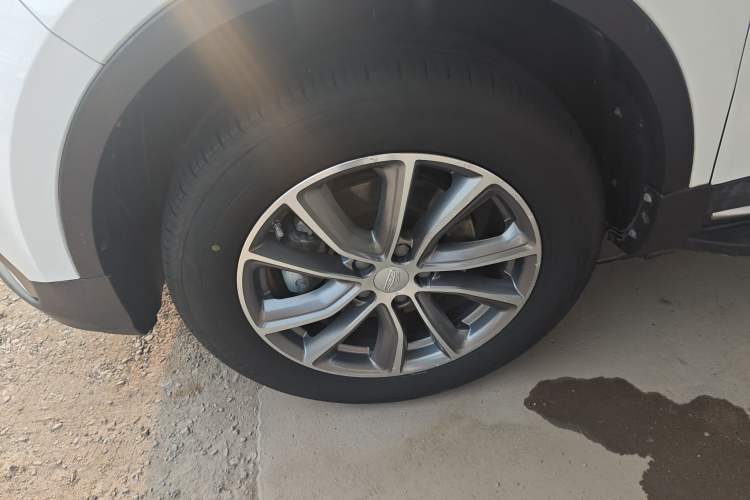 Used Geely Auto Emgrand X7 Sport 2018 1.8TD Automatic Two-Wheel Drive Smart Connect 4G Internet Edition Left Front Wheel Hub